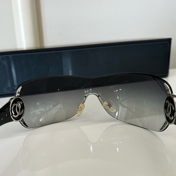 CHANEL SUNGLASSES FRAMELESS CC LOGO 1425 BLACK GRADIENT WITH SILVER ACCENT CC - Picture 13 of 16